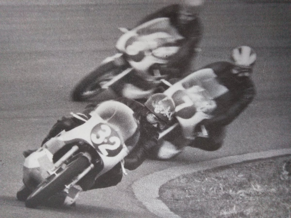 RacersSugo's tweet photo. 1966年世界GP富士·250ccクラス、ヤマハRD05で優勝した長谷川弘選手です。RD05はV型4気筒エンジンを搭載していました。
#hiroshihasegawa #rd05 #yamaha #gp250 #fuji #wgp #長谷川弘 #ヤマハ #富士スピードウェイ https://t.co/LOTIgXwJH2