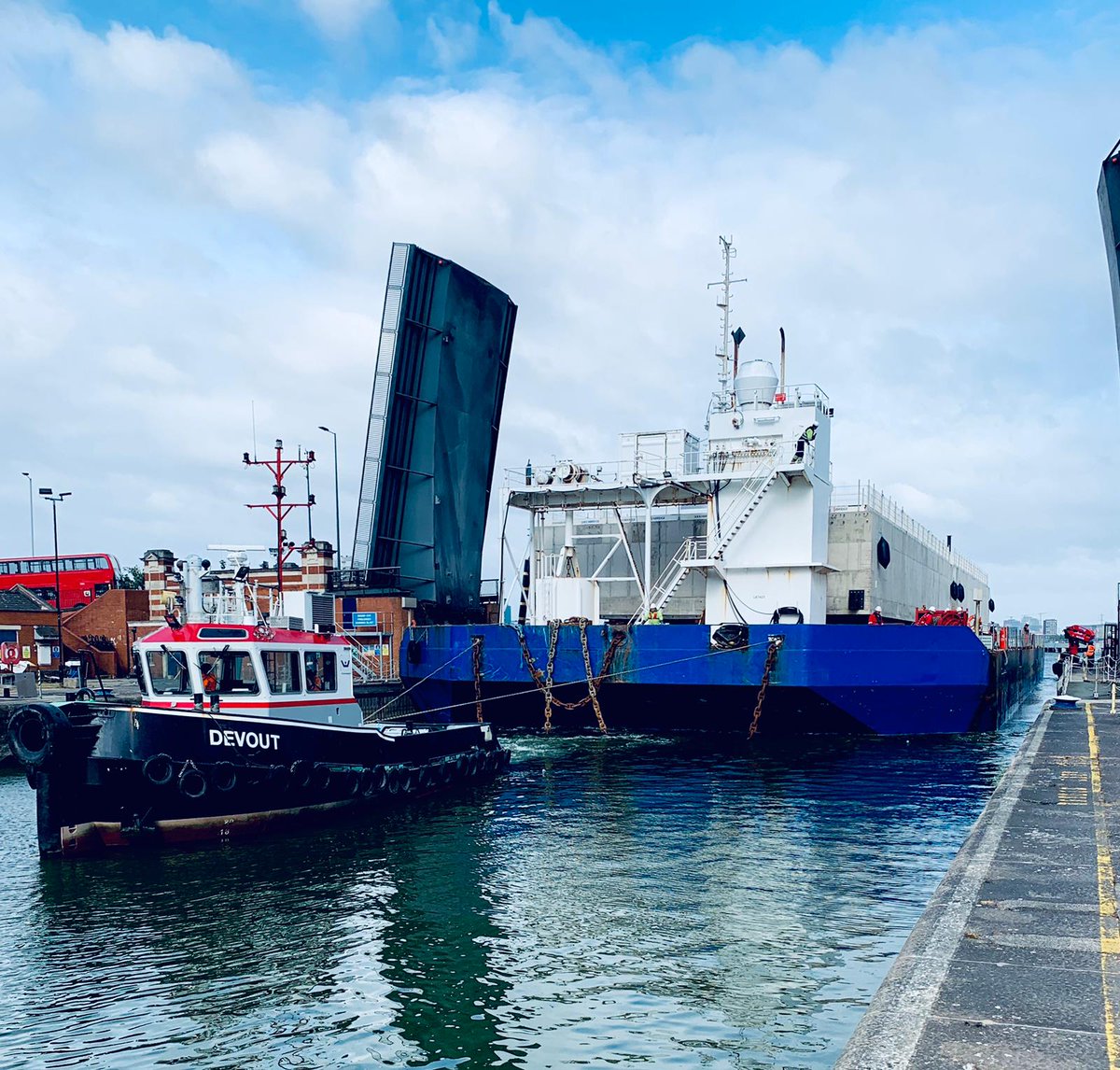 Thamescraft's tweet photo. Tug Devout at work for @MammoetEurope today https://t.co/ArwmofX1cL