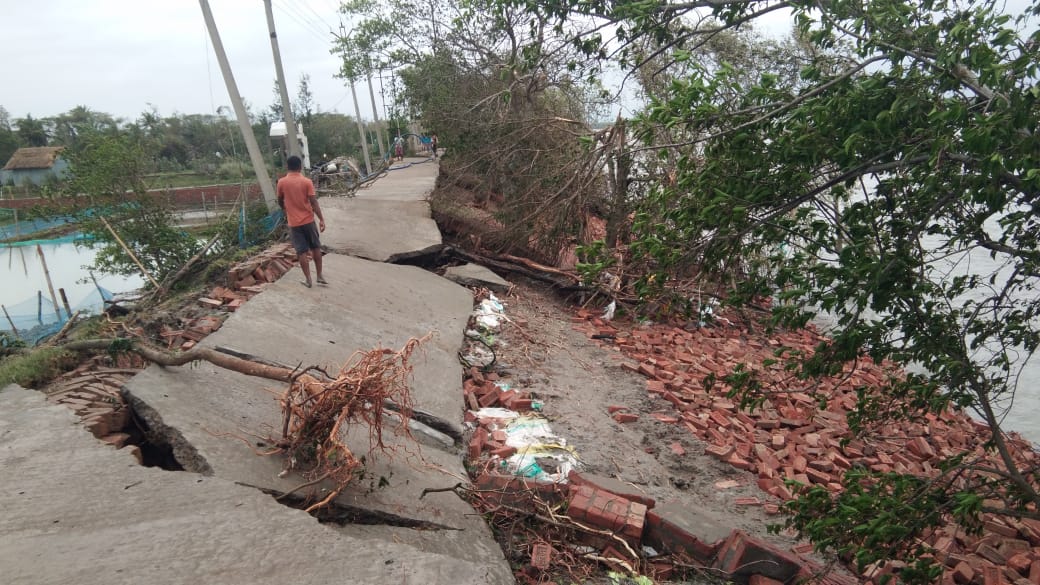  #CycloneAmphan cracked Sundarban's lifelines: embankments. Why are these vital? Thread Maybe we need to be more imaginative in how these lifelines and lives on the peripheries are reconstructed  @moefcc  @MamataOfficial  @MahuaMoitra  @India4Climate  @UNEP  @WWFINDIA  @SanctuaryAsia