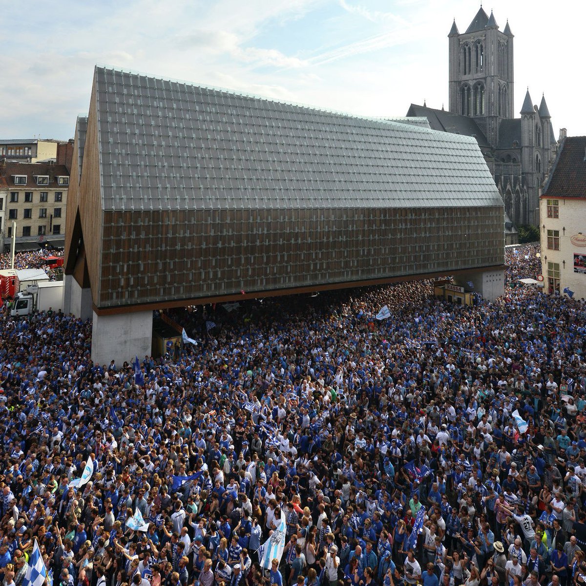 ARAG_KAAG's tweet photo. 24 mei 2015. 125.000 @KAAGent supporters verwelkomen  de kampioenen in de Gentse binnenstad. Vijf jaar later nog steeds geboekstaafd als het grootste voetbalfeest in de Belgische geschiedenis. #Gent #COBW #BlueWhiteRewind https://t.co/kKZchQQg9J