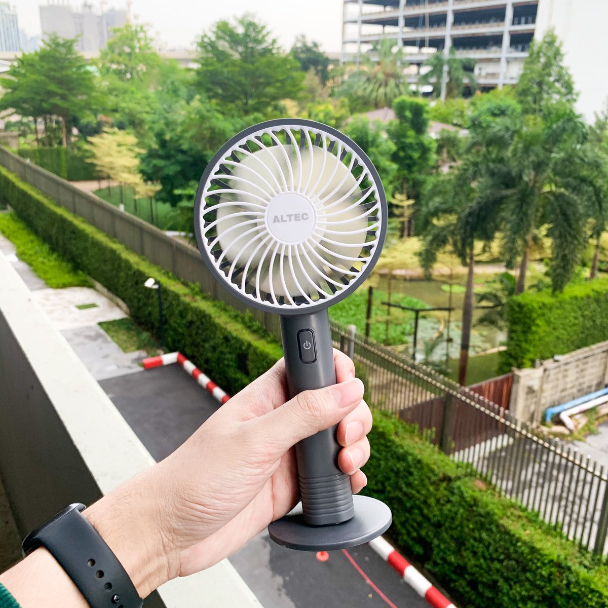 bbommx's tweet image. ตัวช่วยฤดูร้อนของผมคือพัดลม ALTEC Mini fan 2 Go พกพาง่ายลมโคตรแรงอากาศร้อนคือไม่กลัวอีกต่อไปเค้าเป็นพัดลมมินิอเนกประสงค์แบบชาร์จไฟพกพาสะดวก ให้ความเย็นสบาย ดีไซน์ทันสมัย น้ำหนักเบา ให้ความเย็นตอบโจทย์ชีวิตช่วงหน้าร้อนราคา 199 จาก 499 บาททุกคนคุ้ม #ALTEC #Topvalue #ALTECxTopvalue