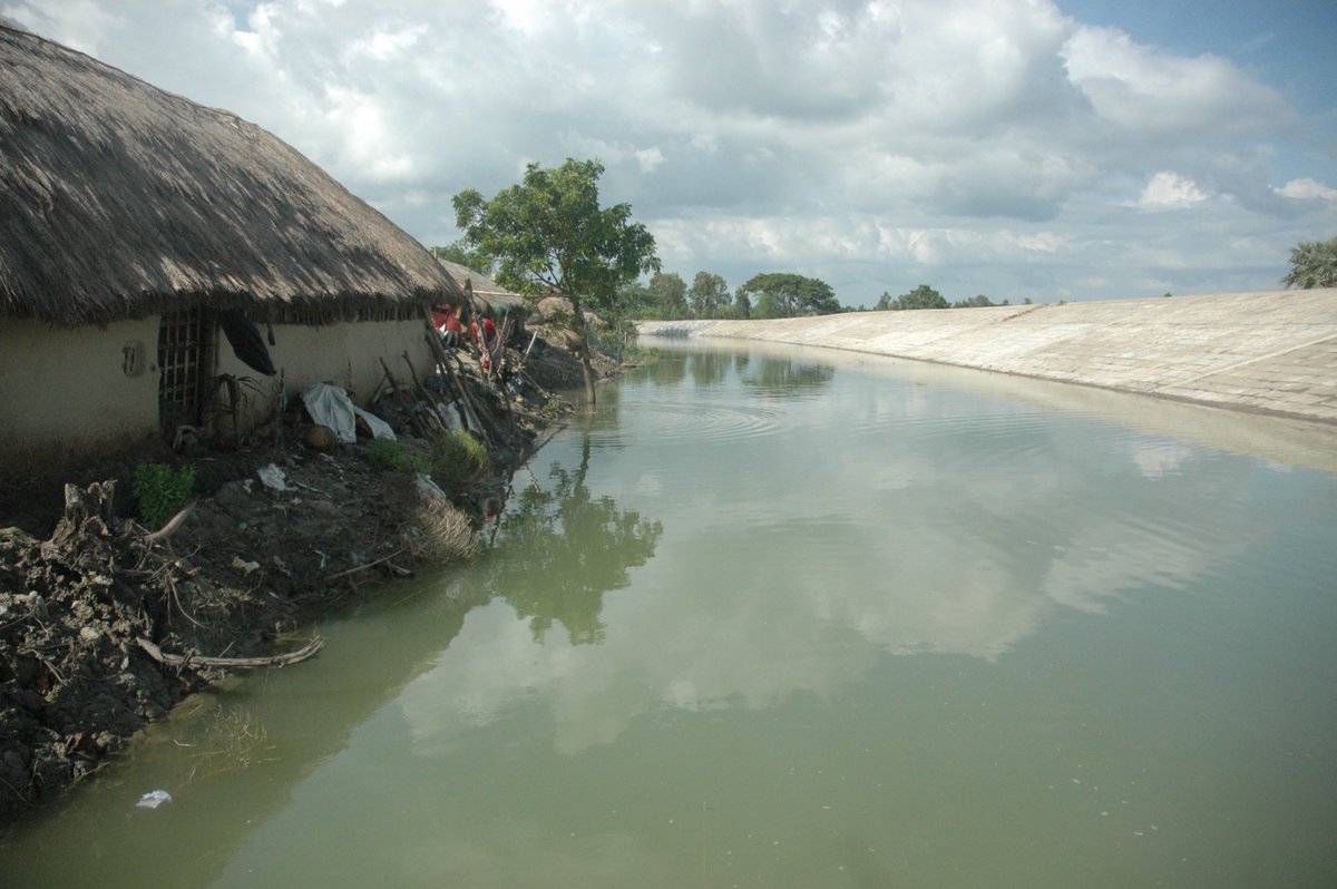 This is a photo I took in 2017 when the concrete embankments post  #CycloneAila had just been constructed. The  #Embankment Reconstruction Project was allocated a whopping Rs 5,032 crore/ GBP 562 million funded by  @WorldBank to build cement and block walls  @sayantanbera