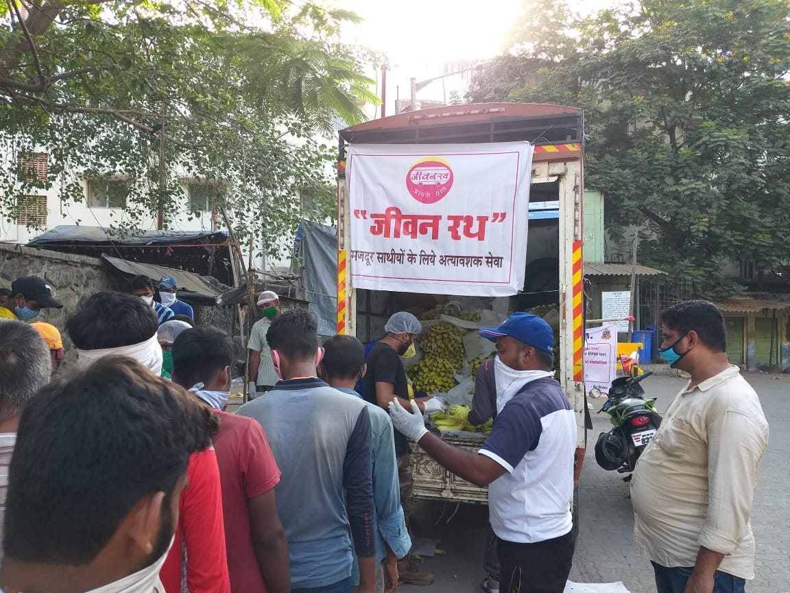 YkabirYusuf's tweet image. #JeevanRath #EidMubarak #migrants #MigrantsOnTheRoad in the humanitariancriris a small effort 2 bring t smile in tired,helpless faces wt food,fruits,water, sleepers,caps,hygieneproducts, ORS,vehicle,cash transfer #MaharashtraFightsCorona #COVIDー19 #SundayThoughts @IndianExpress