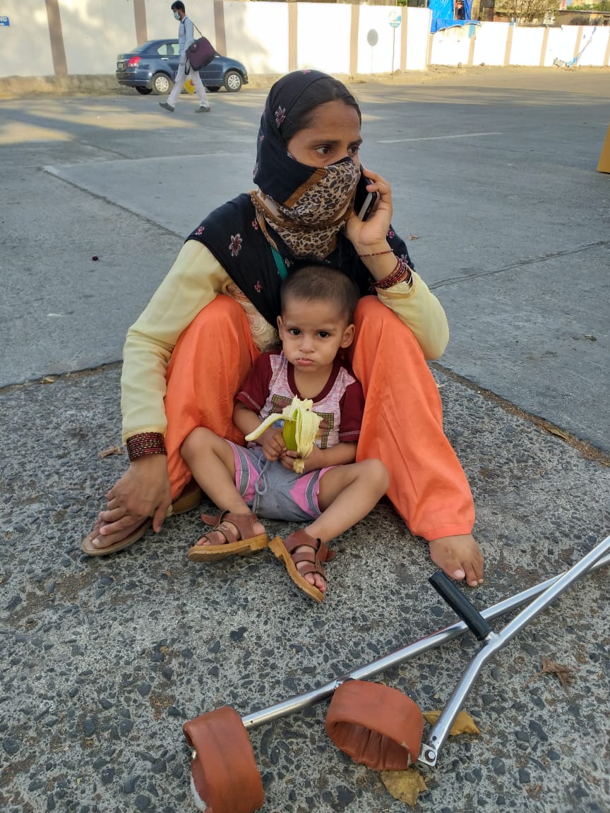 YkabirYusuf's tweet image. #JeevanRath #EidMubarak #migrants #MigrantsOnTheRoad in the humanitariancriris a small effort 2 bring t smile in tired,helpless faces wt food,fruits,water, sleepers,caps,hygieneproducts, ORS,vehicle,cash transfer #MaharashtraFightsCorona #COVIDー19 #SundayThoughts @IndianExpress