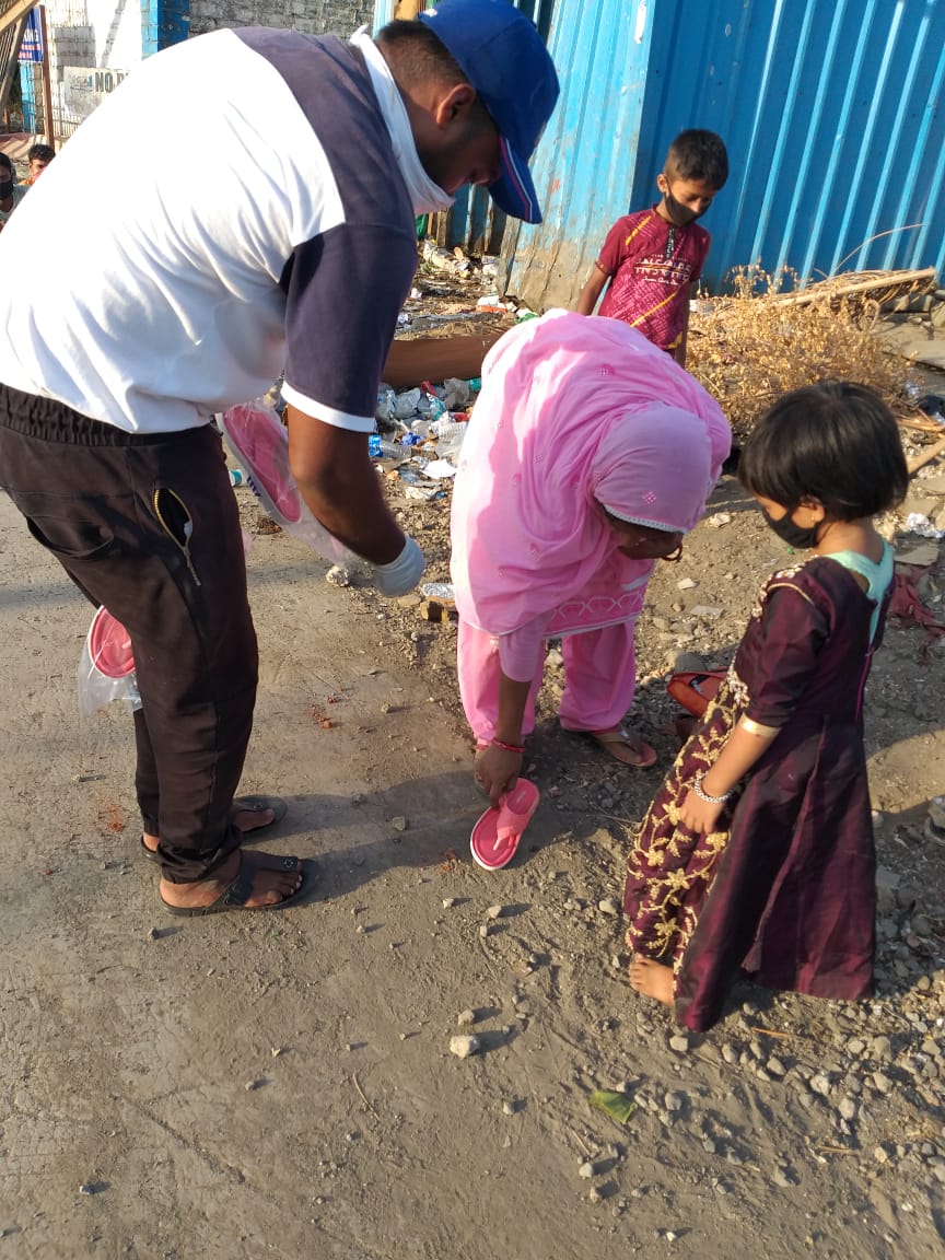 YkabirYusuf's tweet image. #JeevanRath #EidMubarak #migrants #MigrantsOnTheRoad in the humanitariancriris a small effort 2 bring t smile in tired,helpless faces wt food,fruits,water, sleepers,caps,hygieneproducts, ORS,vehicle,cash transfer #MaharashtraFightsCorona #COVIDー19 #SundayThoughts @IndianExpress