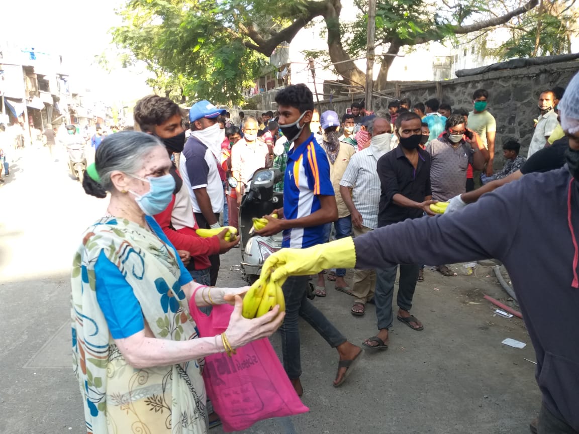 YkabirYusuf's tweet image. #JeevanRath #EidMubarak #migrants #MigrantsOnTheRoad in the humanitariancriris a small effort 2 bring t smile in tired,helpless faces wt food,fruits,water, sleepers,caps,hygieneproducts, ORS,vehicle,cash transfer #MaharashtraFightsCorona #COVIDー19 #SundayThoughts @IndianExpress