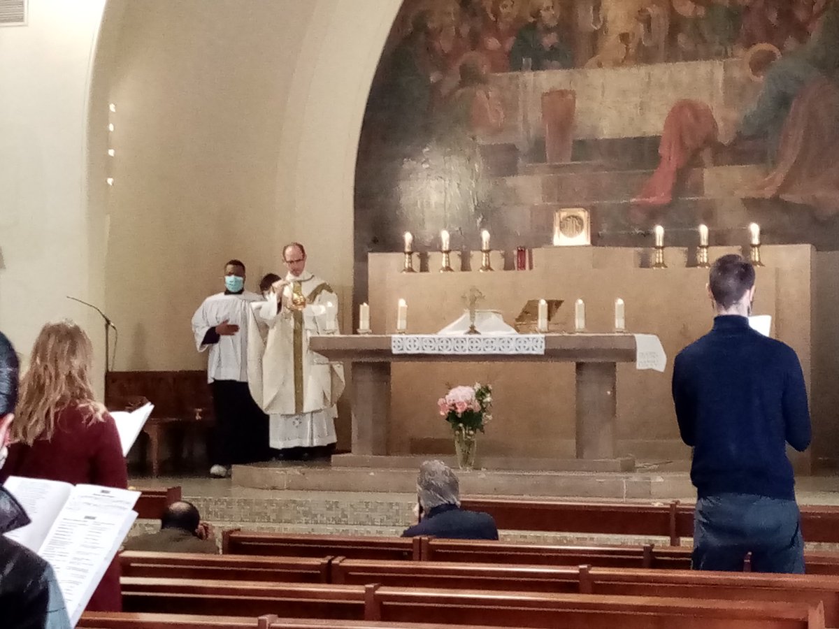 salefran's tweet photo. Reprise des messes, reportage photos sur la paroisse du @CoeurEuchJesus à Paris 
De l'abbé @AbChouanard
Avec règles de sécurité.
Masque et gel pour tous, distance espace respecté.. 
#culte #religions #Messe #Masque #gestesbarrieres #gel #actualites #CatholicChurch #Catholic https://t.co/tNFuCxJGgF