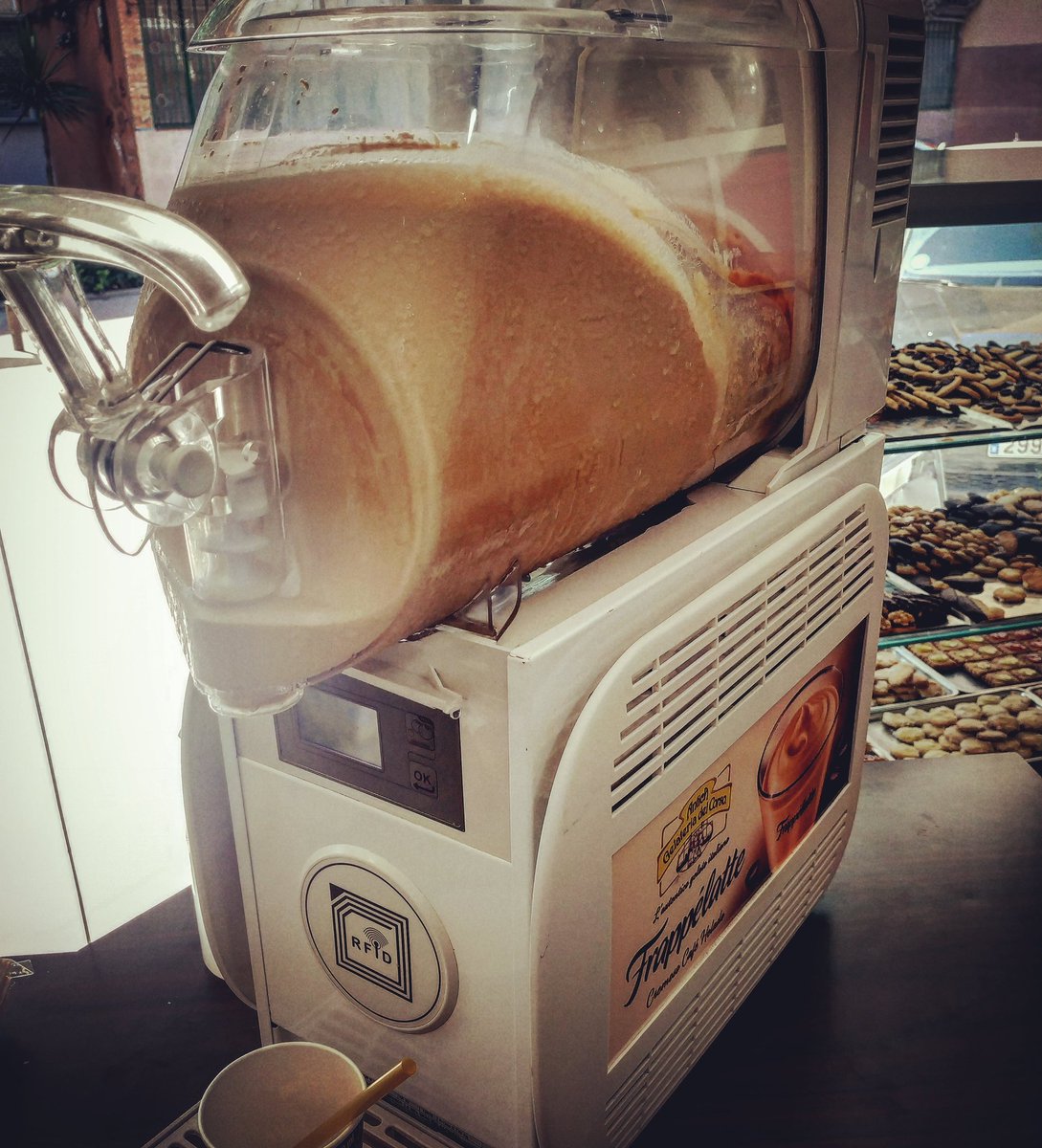 DecoGalletas's tweet photo. Pues sí que hace calor sí por eso estamos preparados para servirte el mejor frappelatte helado que te puedes llevar a casa 😋 https://t.co/C2HFihKuvA
