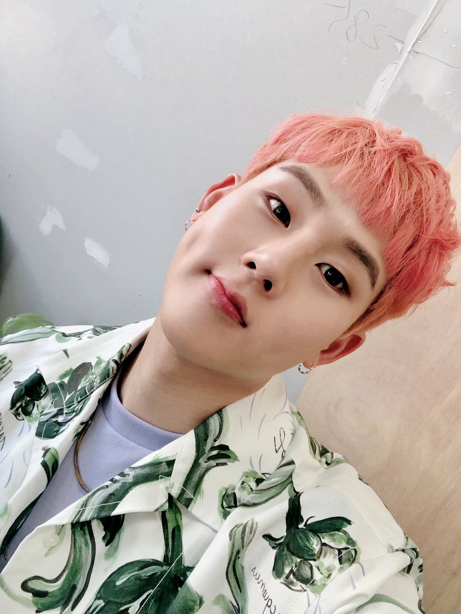 OfficialMONSTAX's tweet photo. [#주헌] 이제 얼마 안남았다 ㅠㅠ 몬베베 우리 다 찢어버리자 진짜 몬스타엑스가 뭔지 보여줄게요!! https://t.co/u12CQ65WX1