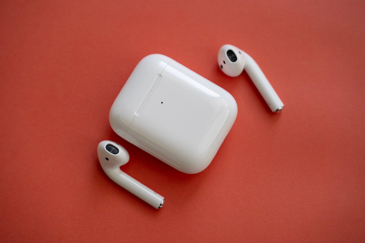Bouteflikov's tweet photo. Hey l'équipe, moi et @Nakerz_ vous proposons un concours, on met en jeu une paire d'Apple Airpods 2 d'une valeur de 180€.

Pour tenter ta chance : follow @Nakerz_ &amp; @Bouteflikov, et RT ce tweet. 

Tirage le 7 juin 2020 (15 jours), bonne chance 😁 https://t.co/jT63rSA02N