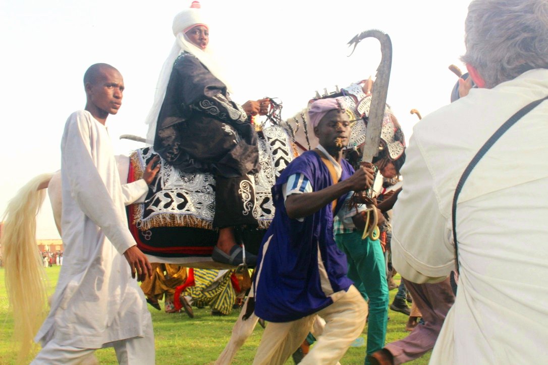 Sterling_Bankng's tweet image. Clashing swords
Raised dust
Heated duels 
For a battle that only ends with singing and dancing.
#SterlingDurbarFest #DigitalDurbar #Durbar