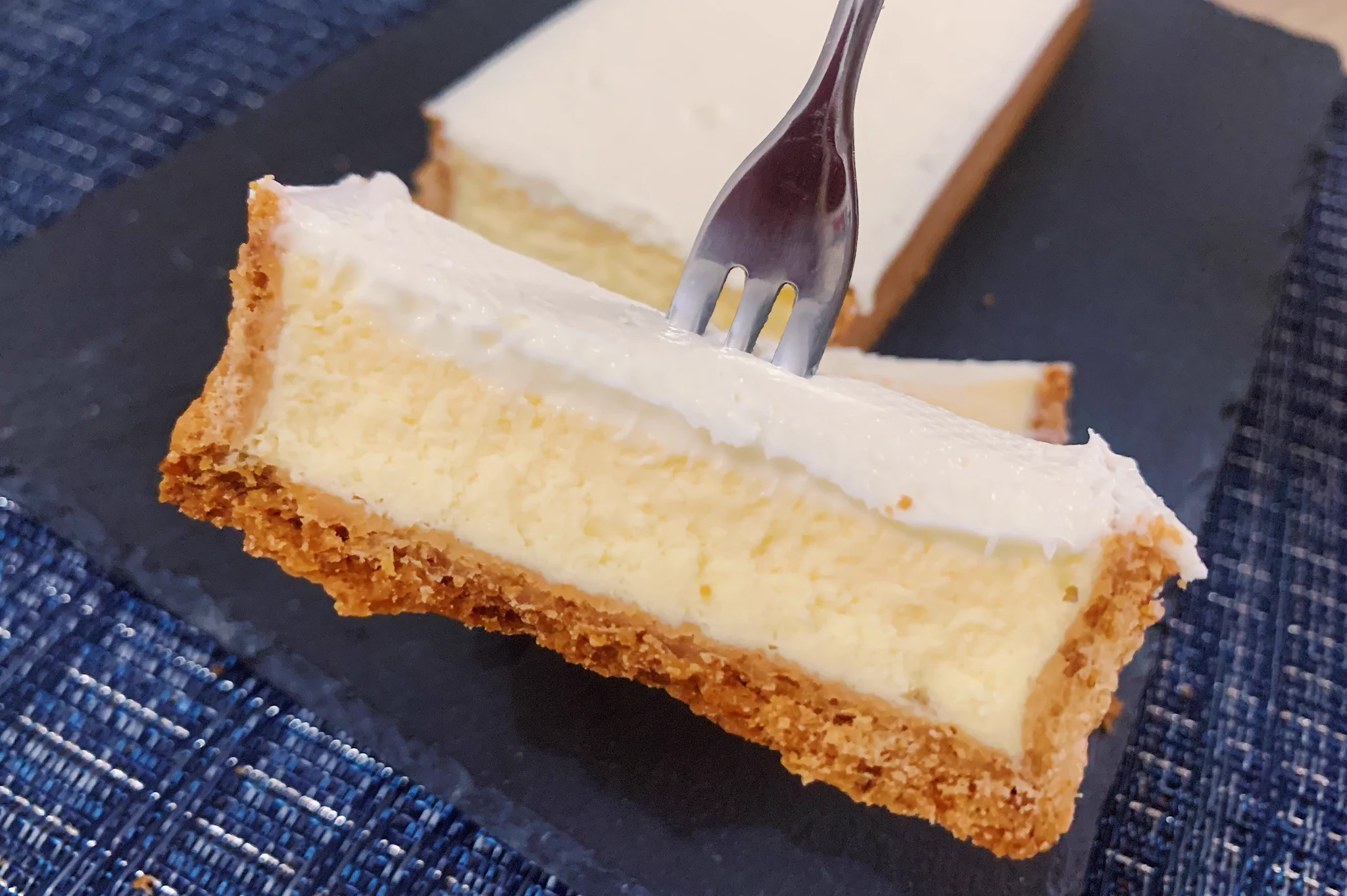 まるたや洋菓子店のお取り寄せスイーツ「チーズボックス」。クッキー生地とチーズがとってもあう一品。