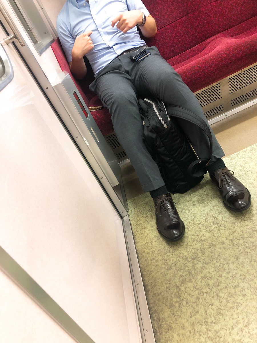 Nicolax 電車で向かいに座ってた人めっちゃ勃起してるし両手で乳首いじいじしてて本当に笑った 途中からおもむろに財布から1万円を取り出して横に置いていてなんのメッセージすぎた