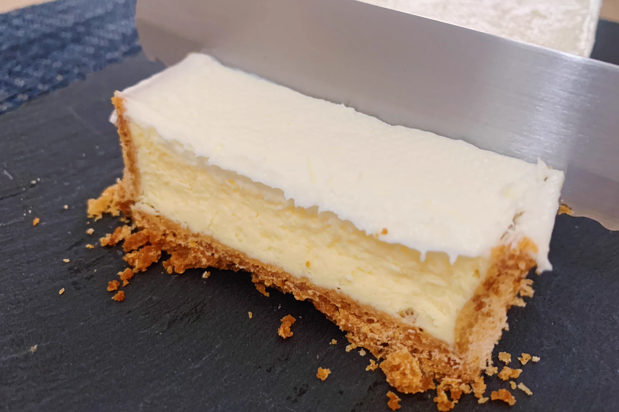 まるたや洋菓子店のお取り寄せスイーツ「チーズボックス」。クッキー生地とチーズがとってもあう一品。