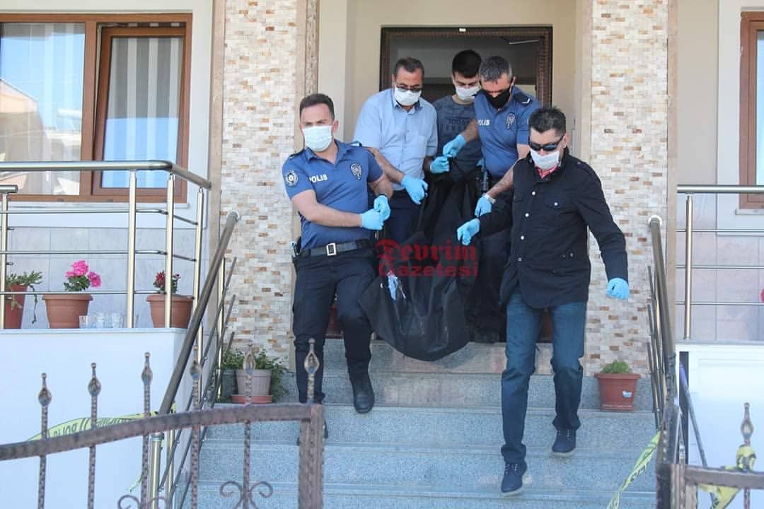 Bayram sabahına çok üzücü bir haberle uyanmış bulunduk. Üniversitemiz öğrencisi Zeynep Şenpınar Kötekli mahallesinde sevgilisi tarafından evinde bıçaklanarak ve boğazı kesilerek öldürüldü. Ailesi Fransa'da olan öğrenci kardeşimiz için sesimizi duyuralım. #zeynepsenpinaricinsusma