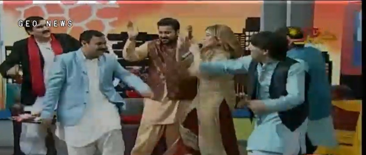 Haqeeqat_TV's tweet image. یہ عید شو ہیں جو میڈیا چینلز پرچل رہے

کسی صورت آپکو دیکھ کر نہیں لگے گا کہ ابھی دو دن پہلے پاکستان میں ایک درد ناک حادثہ ہوا پوری قوم کی یہ عید اس دفعہ کی سب سے تکلیف دہ مایوس کن عید تھی مگر میڈیا پر ویسے ہی ناچ گانا عید شو چل رہے

میڈیا دیکھ کر لگتا نہیں پاکستان میں حادثہ ہوا