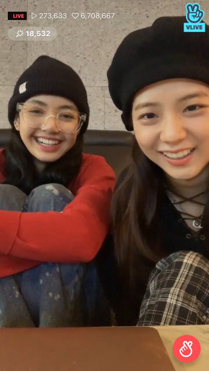 PhatchaYi's tweet photo. ถือว่าเป็นของขวัญวันเกิดปีนี้ที่ดีมากเลย #Lisoo https://t.co/ECW90sYNJg