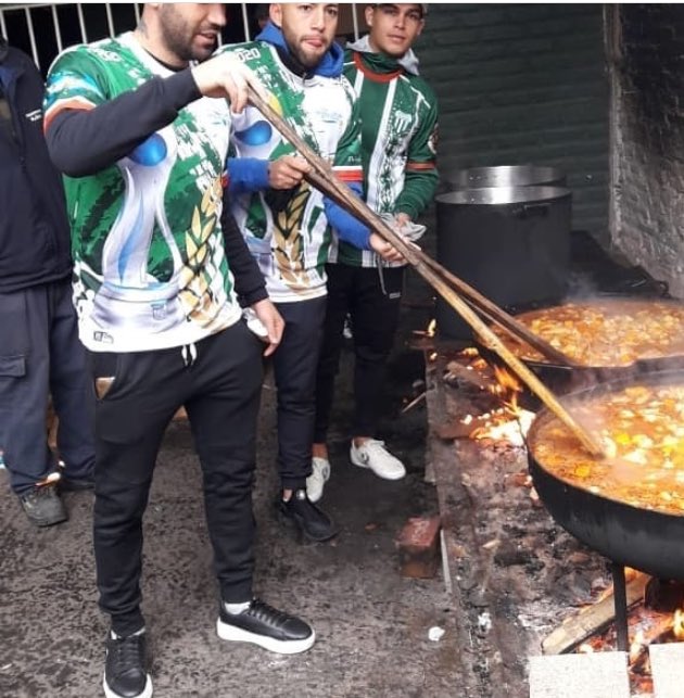 bundeslumpen's tweet photo. Habría que ver si para esos opinadores u operadores seriales un club como Laferrere que realiza su 15ta. olla popular y ya ha repartido 9000 viandas tiene razón de ser y existir... seguro ellos tengan otras razones para ser quienes son. https://t.co/U53CmSyJ4l