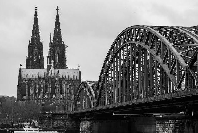 1965 yılının ilk günlerinde Köln’deki Türk işçilerinin tatlı bir telaşı vardır. Yaklaşan Ramazan Bayramı için bayram namazını kılacakları geniş ve kapalı bir mekan aramaktadırlar. Düşünüp taşınırken akıllarına birden sürekli önünden geçip gittikleri tarihi Dom Katedrali gelir.