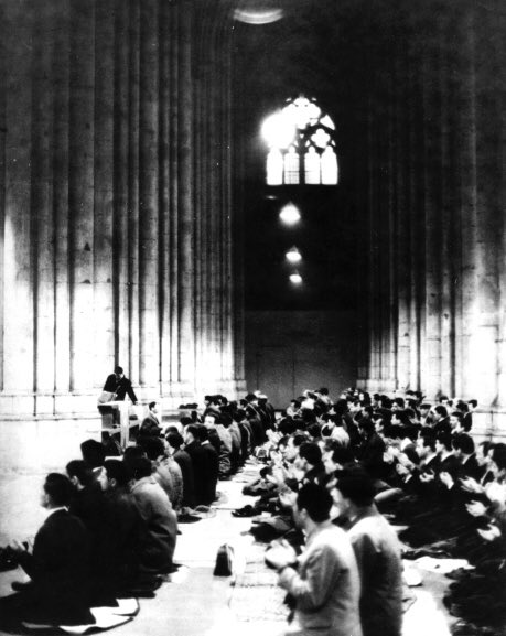 3 Şubat 1965 günü Dom’un kuzey yakasında yaklaşık 700 kişiyle bayram namazı kılınır. O an orada katedral görevlilerinin dışında ne olup bittiğini merakla izleyen gazeteciler ve çok sayıda Alman da vardır. Namaz biter, bayramlaşılır, küçük ikramlar yapılır. 
