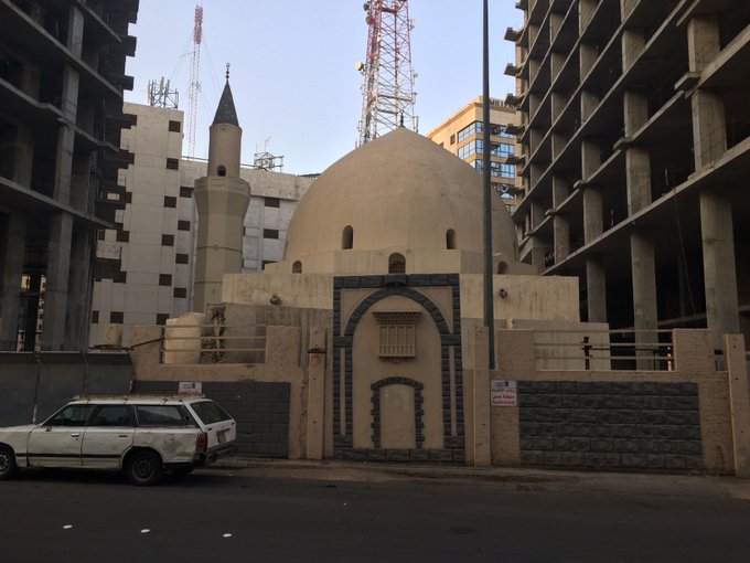 (4) Masjid UmarThis small masjid is further south of Masjid Ghamama. It is where Hadhrat Umar (may Allah be pleased with him) led the Eid salah during his Caliphate. It is also closed to the public.