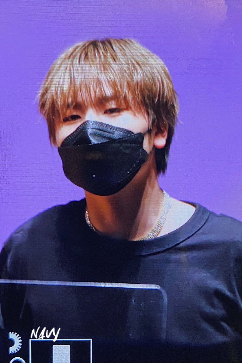 navy_ndh's tweet photo. 200524 #남도현 #NAMDOHYON 
재킷 벗는데 네이비 누님 심쿵;;;;^^;;;;; https://t.co/GWU5y9AcGC