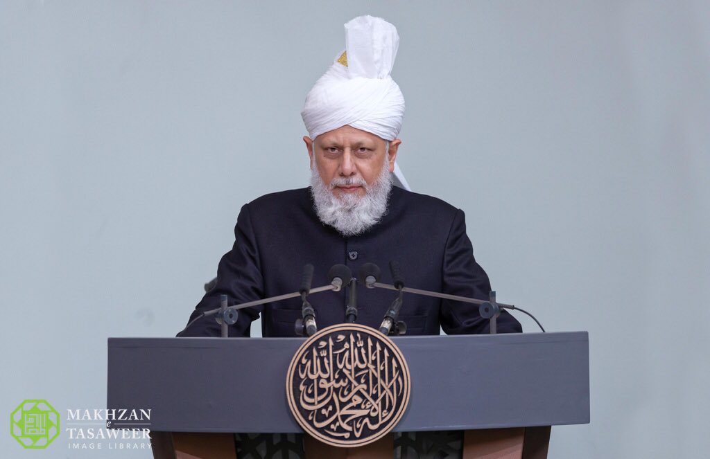 AhmadiyyaDE's tweet photo. Seine Heiligkeit, Hadhrat Mirza Masroor Ahmad (aba) sprach vor wenigen Minuten Millionen von Ahmadi Muslimen weltweit in seiner diesjährigen #EidUlFitr Ansprache an: https://t.co/VBBXSXqwPv