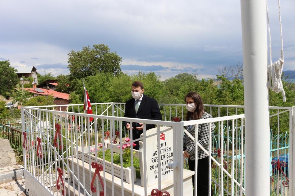 Vatan için canlarını feda eden aziz şehitlerimizi bayramda yine yalnız bırakmadık. Kabirlerini ziyaret ederek dua ettik. 
Ruhları şâd, makamları cennet olsun.
#RAMAZANBAYRAMI