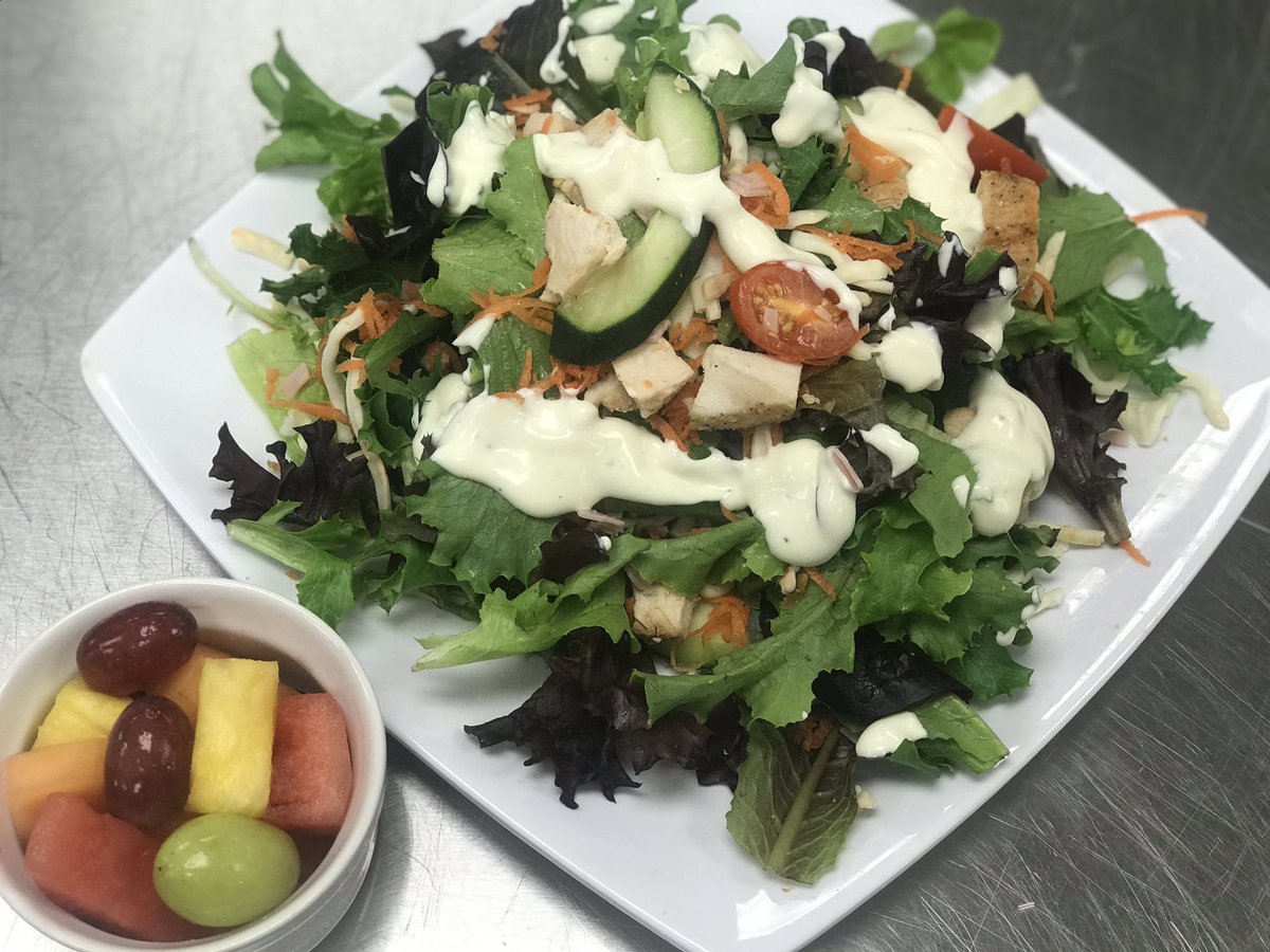 BariatricBoxes's tweet photo. Chef Salad
Roasted chicken breast, Virginia ham, turkey bacon bits, Swiss cheese, Mozzarella cheese, cherry tomatoes, shredded carrots, shredded green cabbage, &amp; creamy Ranch over mixed green with a side of fresh cut fruit. #chefsalad #medical #mealprep #jerseyfresh #IEatBoxes https://t.co/DkQIIvgVbR