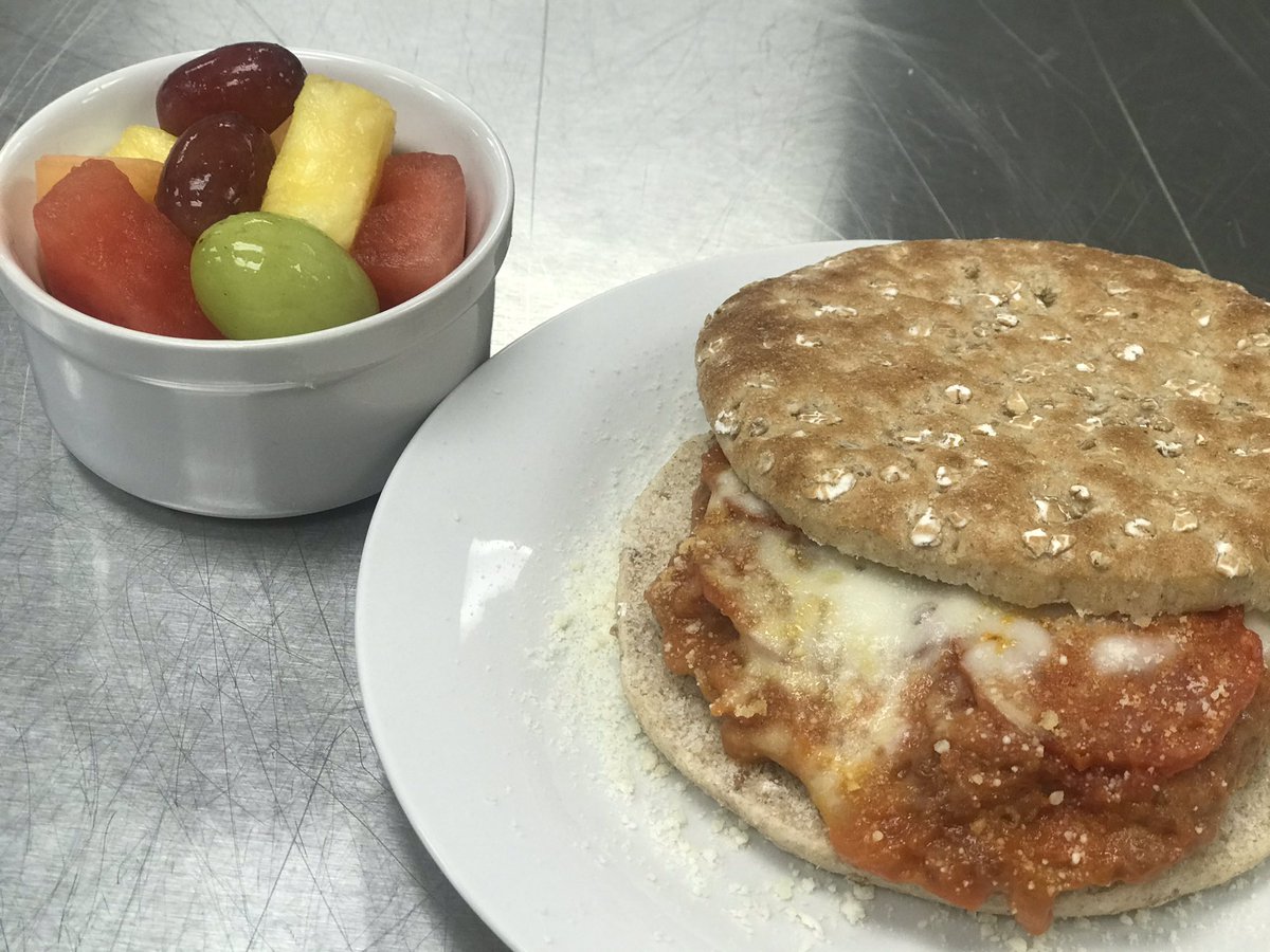 BariatricBoxes's tweet photo. Pepperoni Pizza Burger on a honey wheat sandwich thin with a side of fresh cut fruit

#turkeypepperoni #sanmarzanotomatoes #mozzarella #parmesan #bariatric #diabetic #weightloss #mealprep #jerseyfresh #fruit #IEatBoxes https://t.co/gYsfyNxub0