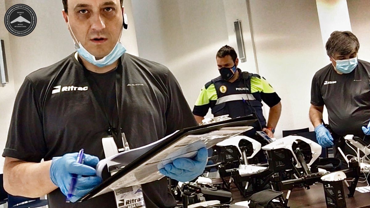 RitracInt_'s tweet photo. #ritracinternational Briefing pre-vuelo en dependencias policiales, previo a la realización de operación de vigilancia aérea con nuestros equipos #RPAS, en esta ocasión para el seguimiento de vertidos ilegales con la #UMANT de la Policía Local de Collado Villalba, Madrid. https://t.co/a1RAiMsnYb