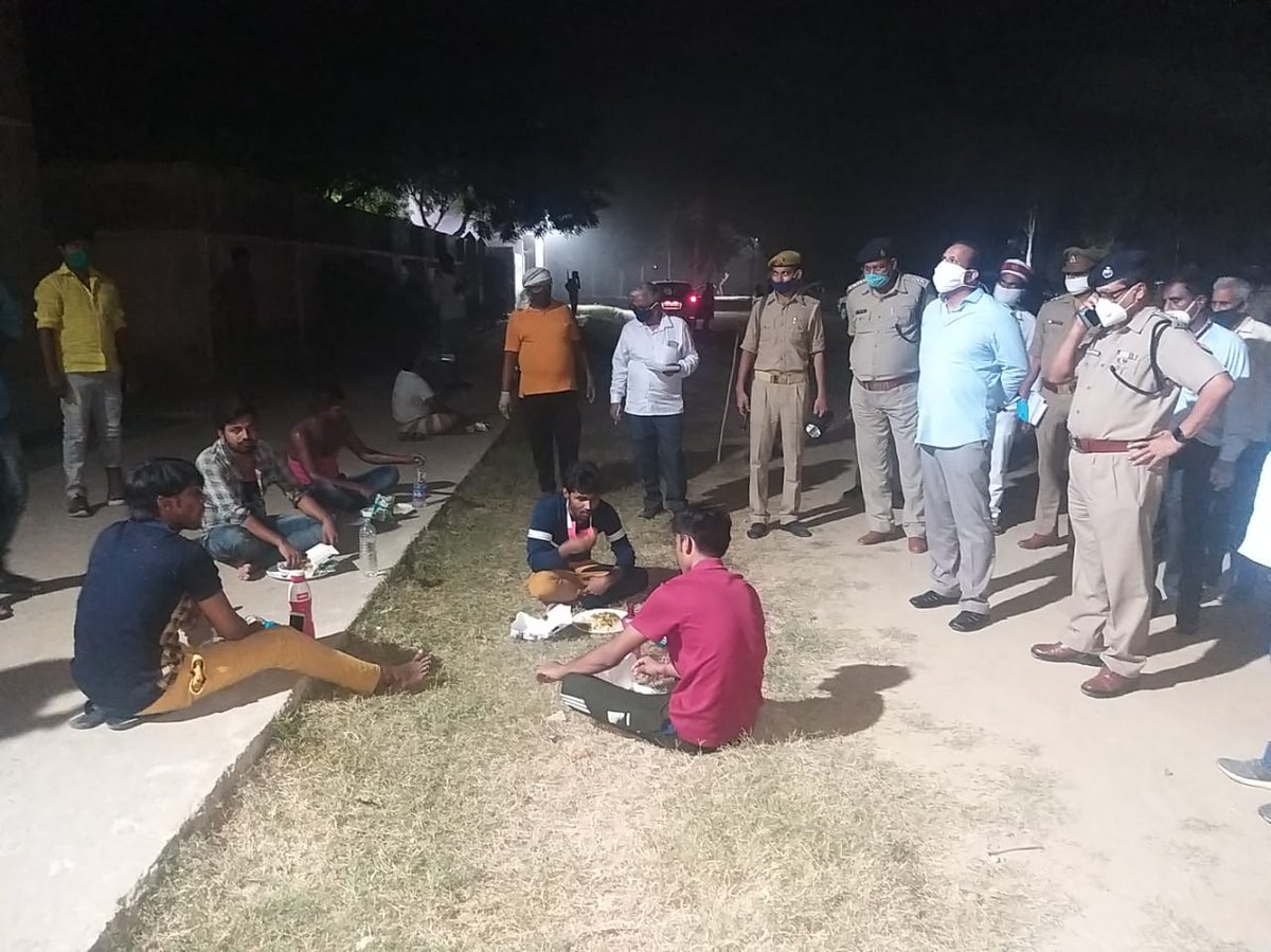 AdminGhazipur's tweet photo. गाजीपुर 24 मई 2020  जिलाधिकारी गाजीपुर और पुलिस अधीक्षक के साथ SDM, CO सैदपुर द्वारा पंडित दीनदयाल राजकीय महाविद्यालय सैदपुर में क्वारंटाइन सेन्टर और संचालित कम्यूनिटी किचन का निरीक्षण किया। @CMOfficeUP @UPGovt @ChiefSecyUP @OfficerGhazipur https://t.co/xoO8gpm1Qk