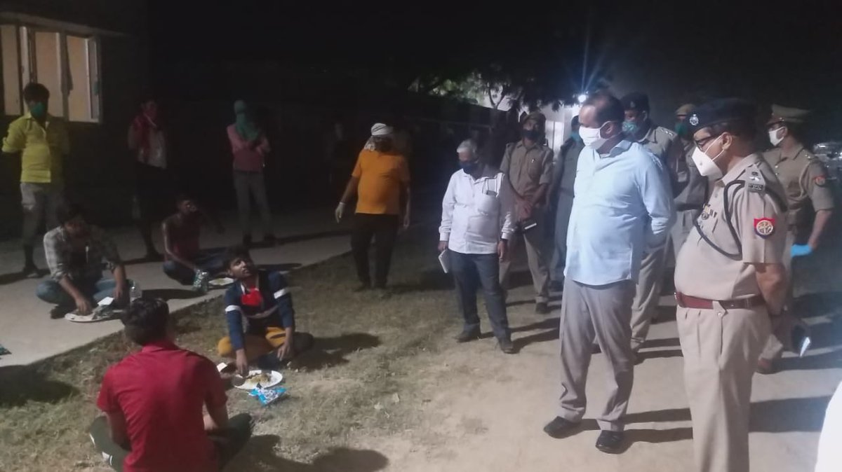 AdminGhazipur's tweet photo. गाजीपुर 24 मई 2020  जिलाधिकारी गाजीपुर और पुलिस अधीक्षक के साथ SDM, CO सैदपुर द्वारा पंडित दीनदयाल राजकीय महाविद्यालय सैदपुर में क्वारंटाइन सेन्टर और संचालित कम्यूनिटी किचन का निरीक्षण किया। @CMOfficeUP @UPGovt @ChiefSecyUP @OfficerGhazipur https://t.co/xoO8gpm1Qk