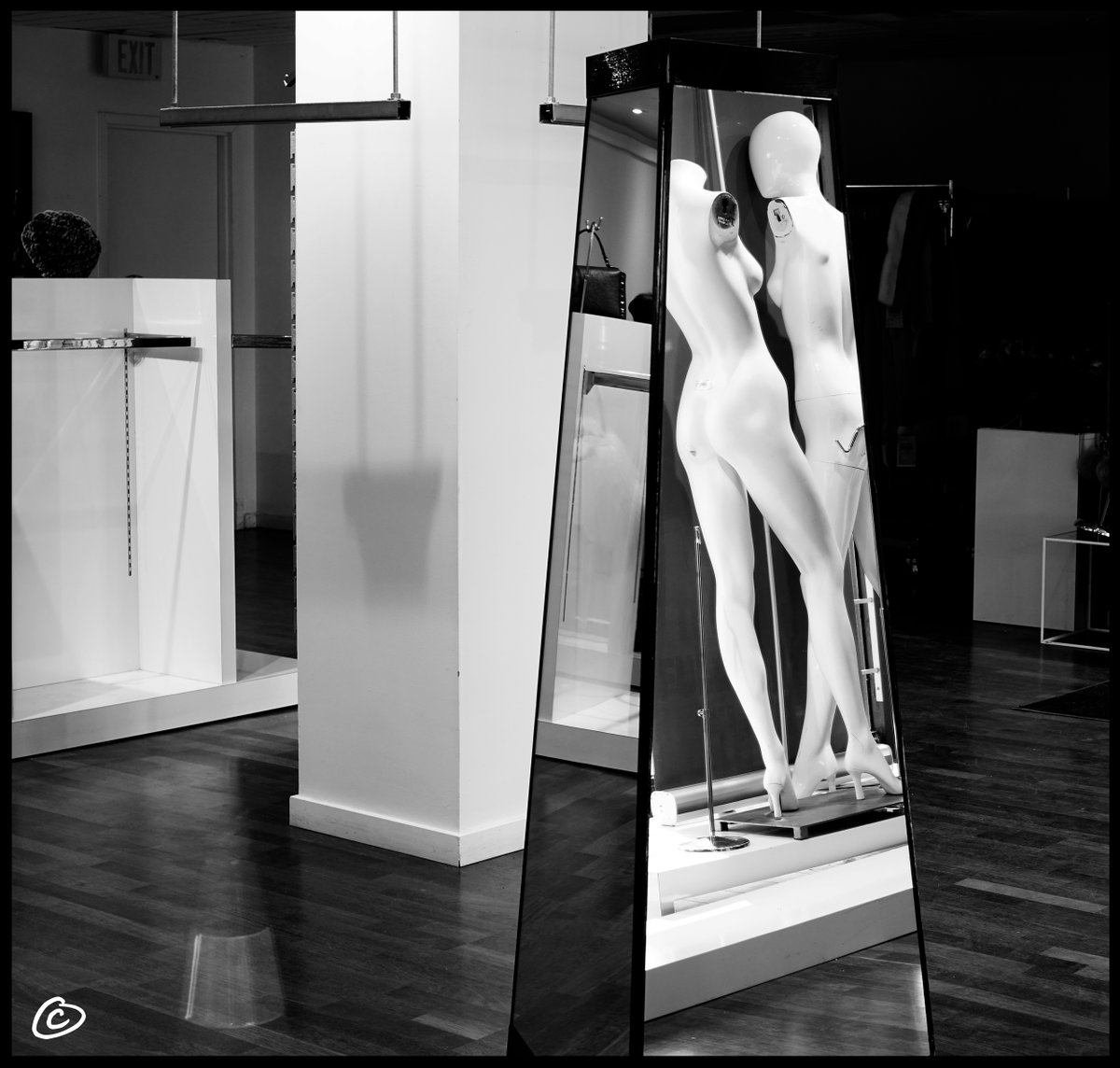 davisseau's tweet photo. By davisseau 2020 #blackandwhitephotography #monochrome #zeiss #fashion #dvsso #davisseau https://t.co/DtK55L6ok6