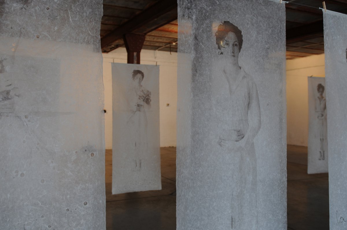 MAVIchile's tweet photo. CAROLINA LARREA es una de las once artistas de la exposición "LIBRE DE ÁCIDO" en @mavichile. Como aún no es posible abrir esta muestra - debido al #Covid_19 - conoce aquí su obra "Impermanencia" > https://t.co/8xXwx4JET5
📌 Más de la exposición: https://t.co/nDsYtCcrXx https://t.co/Gp04RByUzJ