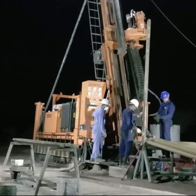 The sun may have gone to bed but not these guys! Our night shift team was out drilling more core samples for the processing plant design at Al-Hadeetha.