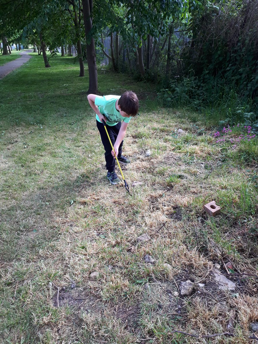 MazBabe19's tweet photo. I got some grabbers, so my 7 year old son got to do some litter picking. We only did the alleyway between George St and Victoria Rd which resulted in nearly a full bin bag of rubbish! We will be out often doing our bit to keep Skegness tidy. @TheRichmondSch @EastLindseyDC https://t.co/O9ieZhLyY5