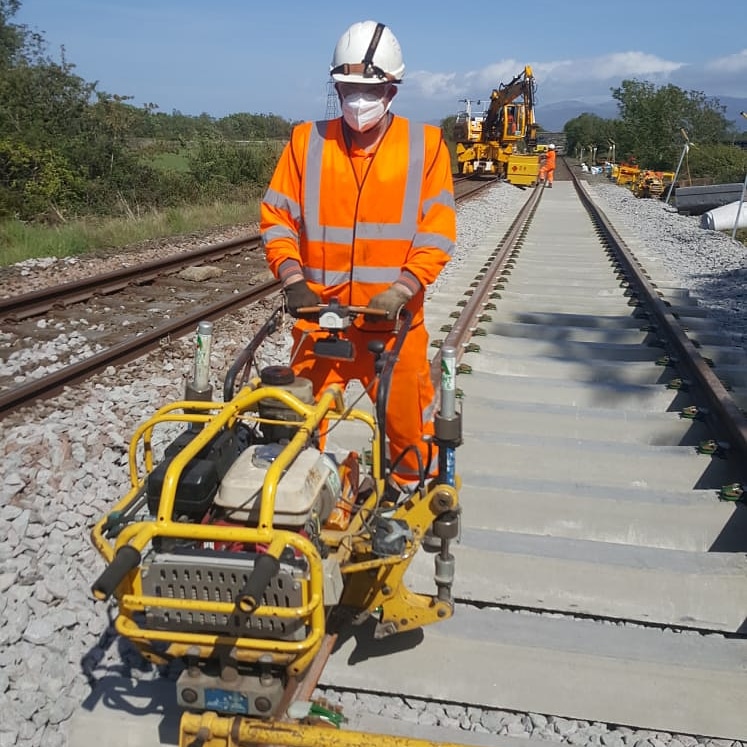 StoneAllianceS1's tweet photo. Cembre Operator's out today in North Wales helping our clients on renewals in Llandudno
#railway #HomesafeEveryday #rail #COVID19 https://t.co/8PXPeugjxT