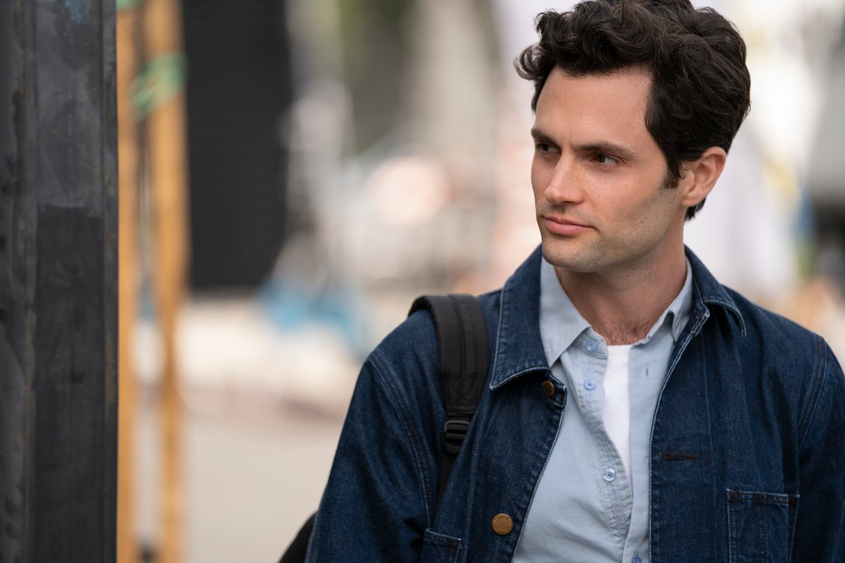 NetflixFR's tweet photo. she was a                    il en a fait 
poem                            un film d'horreur https://t.co/OtumFsbQrd