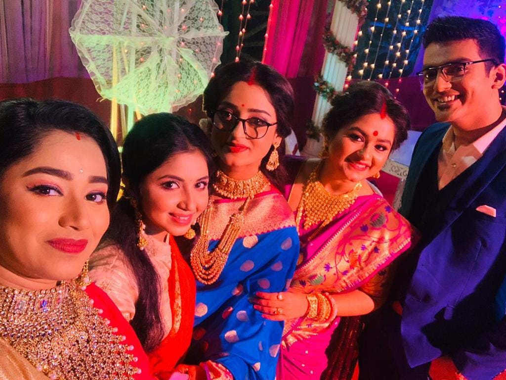 basu_debadrita's tweet photo. Miss you all❤❤❤ https://t.co/LxMpvugOUS