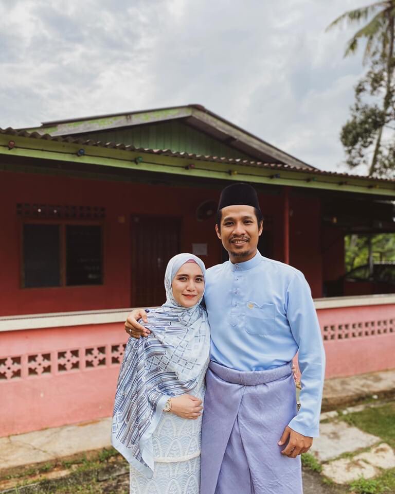 ahnik13's tweet photo. [HAWAUUUUU BAWAUUUUU] 

“Kau mewarnakan di saat ku pudar
Dengan cinta yang terindah,
Kaulah suara di saat ku suram,
Jadikanlah cinta seindah bulan bintang” 

“Selamat Hari Rayauuuu ! ! !”
 #ahnik #worklifebalance #teamrayamelaka #firstraya #melakauuu @ Kg Ayer Limau, Masjid Tanah https://t.co/2ihbsn72yT