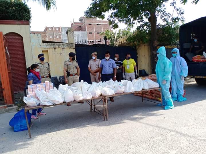 MITHLES86126048's tweet photo. *Today DCP & ADCP South Distributed #Covid_ProtectionKits #Masks4All & #OneMonthRation Kit to *125 Migrant Labourers at #FatehpurBeri Chandanholla in Association with *Ladli Foundation Trust* https://t.co/qOoo7eCuxF