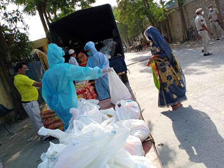 MITHLES86126048's tweet photo. *Today DCP & ADCP South Distributed #Covid_ProtectionKits #Masks4All & #OneMonthRation Kit to *125 Migrant Labourers at #FatehpurBeri Chandanholla in Association with *Ladli Foundation Trust* https://t.co/qOoo7eCuxF