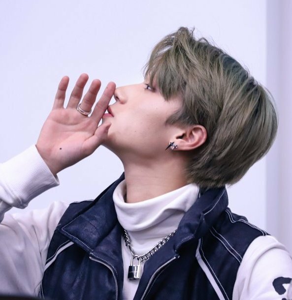 a thread of san doing this pose cause his side profile is perfect [updated] :