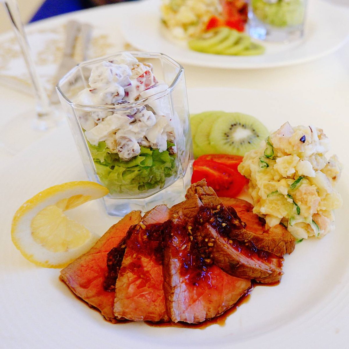 オラの酒が進む「おつまみプレート」だ!!

すっげぇ漬け込んだローストはドラゴンボール......じゃねぇ、ハイボールにピッタリだぞ!!

リンゴと干しブドウのサラダは小っせぇ頃は好きじゃなかったけどよ、今食うと旨ぇよな。オラの舌も進化してんだろーな。