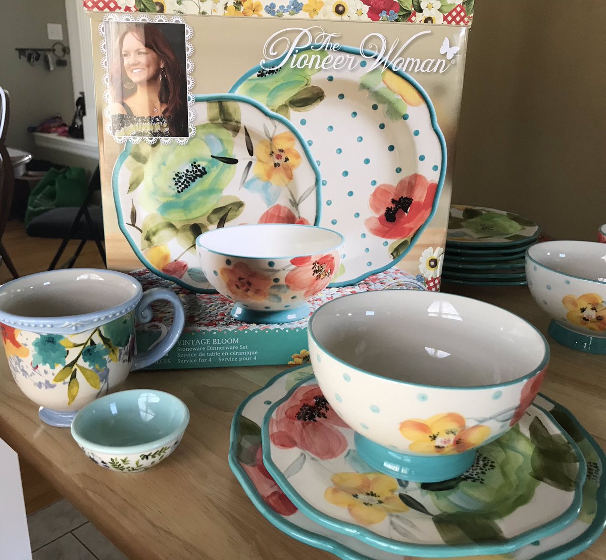 lambryden's tweet photo. Love the gift my girl gave me! My first set of Pioneer Woman dishes and beautiful mug!
She knows me so well! 💕 https://t.co/LKUbmf0Ynq