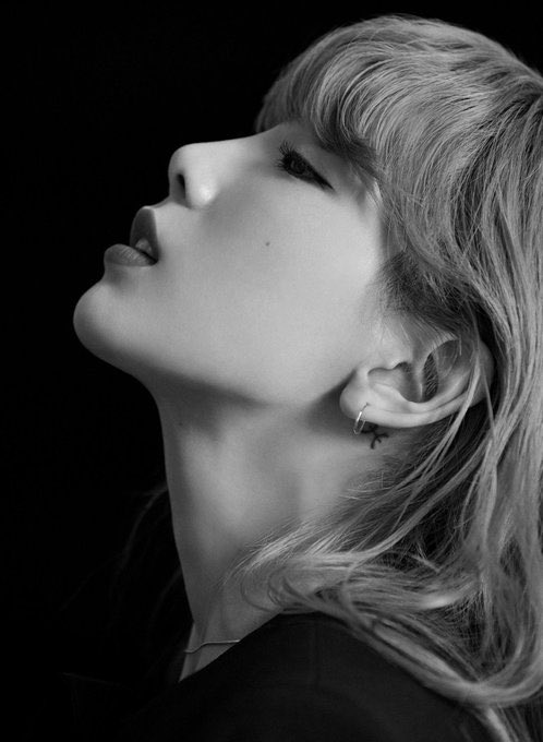 We don’t talk about Taeyeon’s jawline coz it hurts