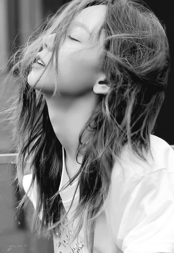 We don’t talk about Taeyeon’s jawline coz it hurts