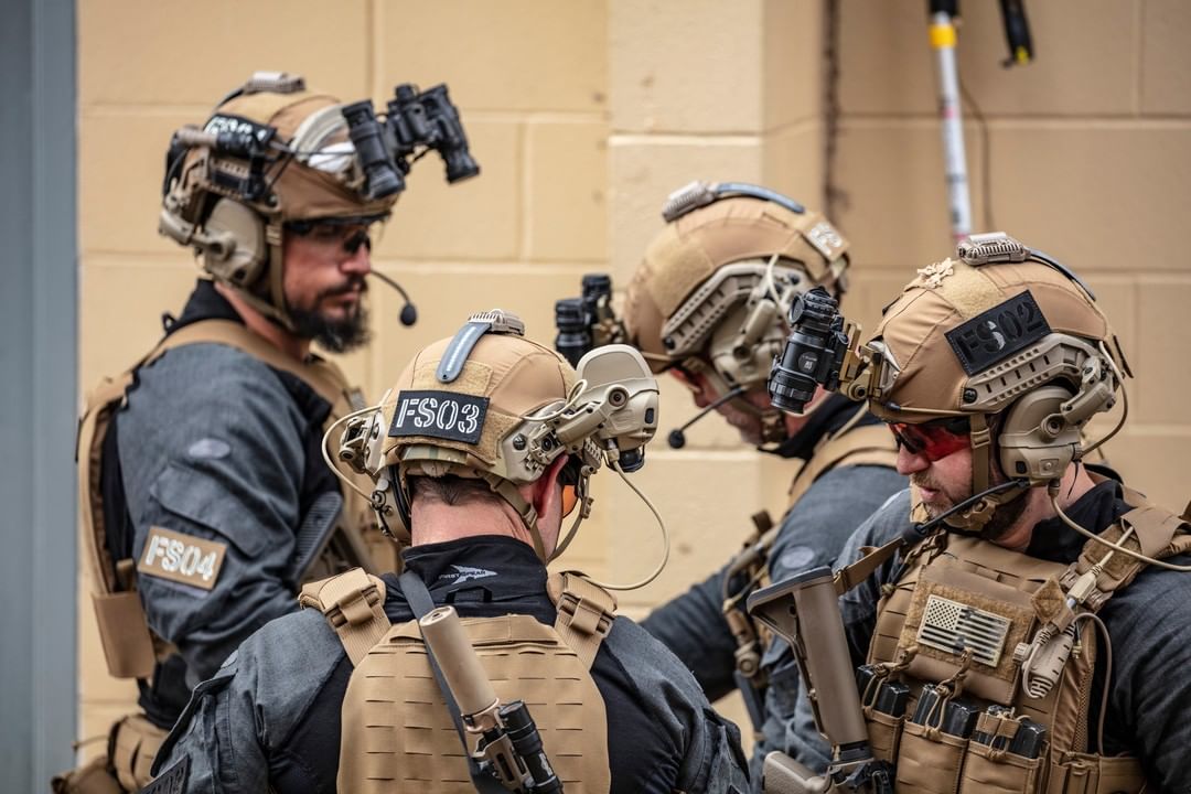CORESURVIVAL's tweet photo. Photo by @oakleystandardissue
You can't whistle a symphony all by yourself!

#mframe #oakley #firstspeartv #ballistic #helstar6 https://t.co/K5NHe98gcF