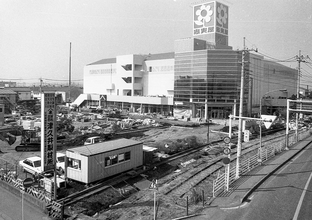 さむ 国道413号沿いに忠実屋がオープン 1986年 する直前のカットから 手前に見えるのがその先の国鉄橋本 工場 いまのコーナンや橋本郵便局の場所 や大和製缶へと延びていた引き込み線跡 忠実屋の建物はその後ダイエー 東急ストアとテナントが変わり 現在